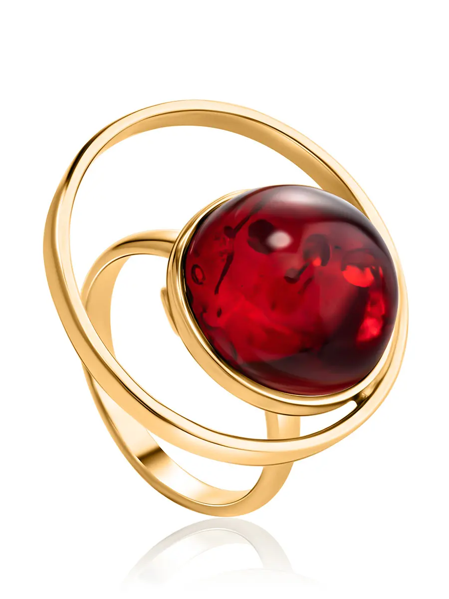 картинка Стильное кольцо из позолоченного серебра с янтарём красного цвета «Юпитер» в онлайн магазине