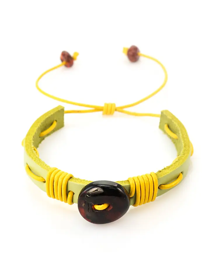 картинка Яркий браслет из кожи светло-зелёного цвета, переплетённой жёлтым шнурком с вишнёвым янтарём в онлайн магазине
