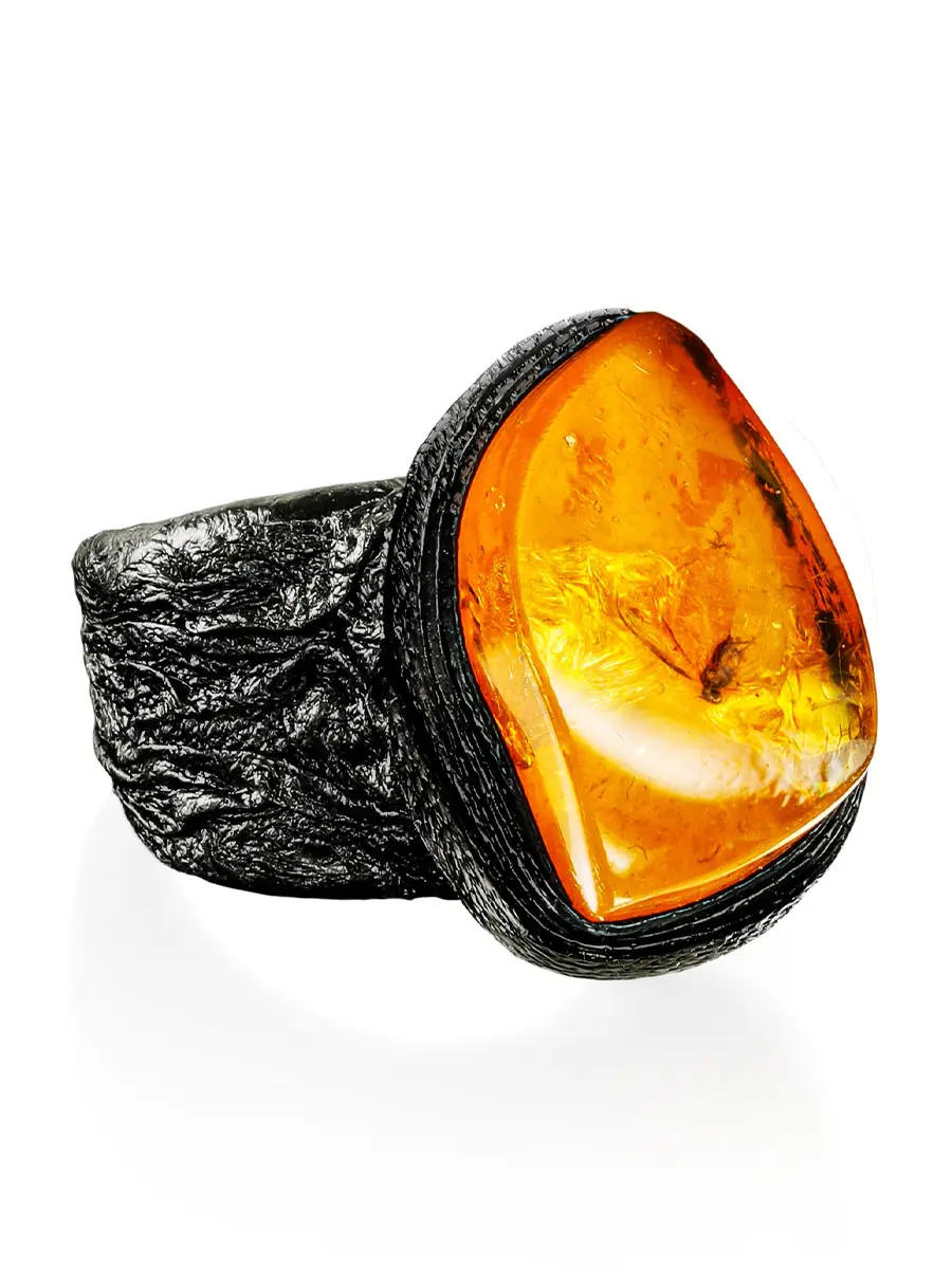 картинка Яркое кольцо из кожи и натурального янтаря с инклюзом «Нефертити» в онлайн магазине