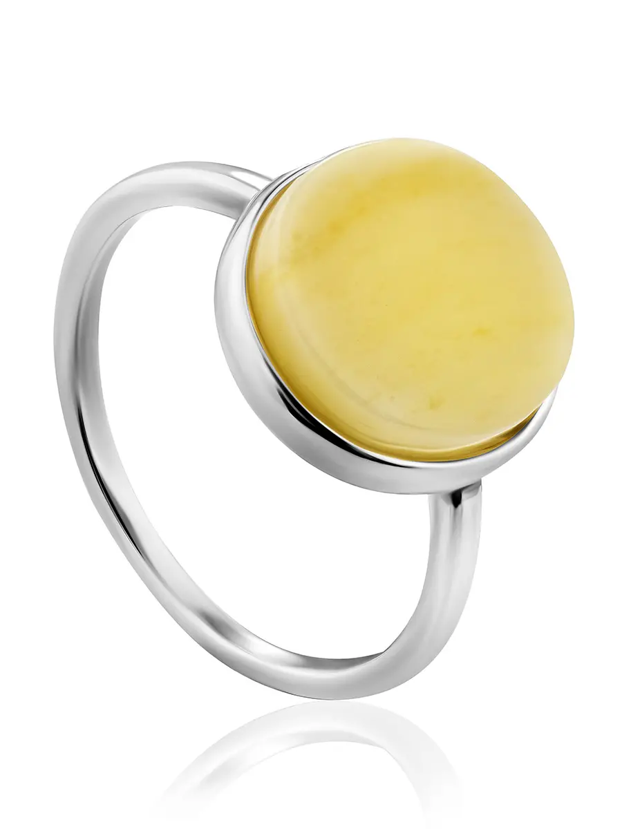 картинка Небольшое элегантное кольцо из серебра и янтаря молочно-медового цвета «Бенефис» в онлайн магазине