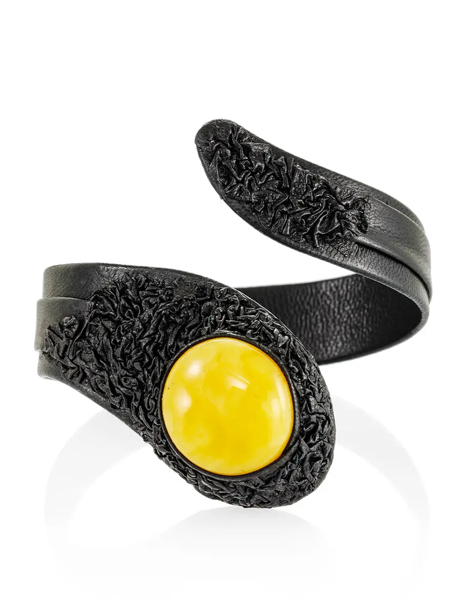 картинка Эффектный браслет из чёрной кожи со вставкой из натурального балтийского янтаря «Змейка» в онлайн магазине