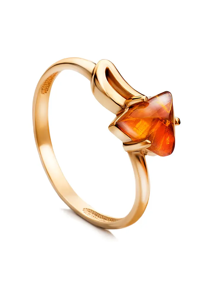 картинка Золотое кольцо, украшенное вставкой из натурального цельного янтаря коньячного цвета «Астер» в онлайн магазине