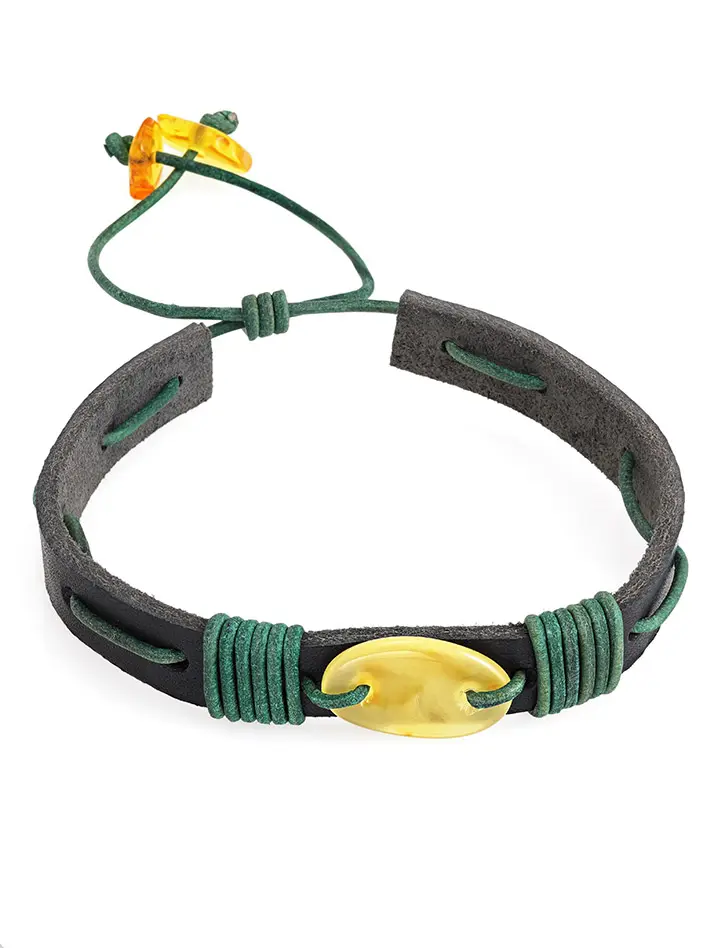 картинка Стильный браслет «Копакабана» из чёрной кожи, переплетённой зелёным шнурком с янтарём в онлайн магазине