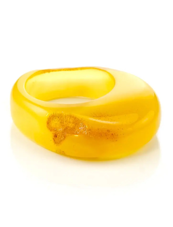 картинка Объёмное кольцо ручной работы из цельного янтаря медового цвета «Фаэтон» в онлайн магазине