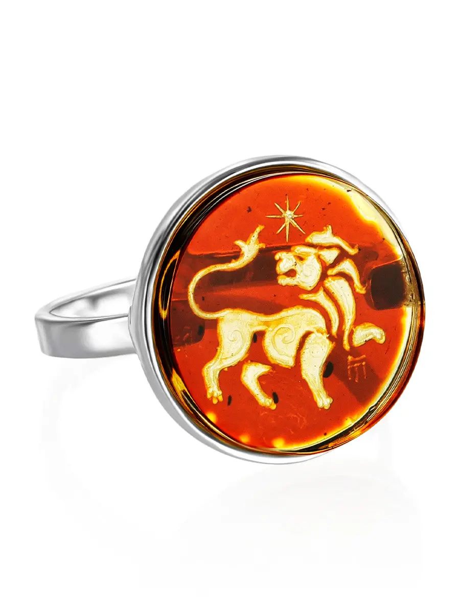 картинка Серебряное кольцо с вставкой из натурального янтаря с резьбой «Лев» в онлайн магазине