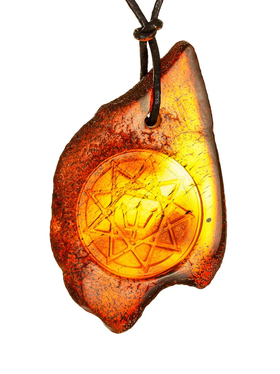 картинка Славянский чертог «Ворон». Янтарный кулон с резьбой в онлайн магазине