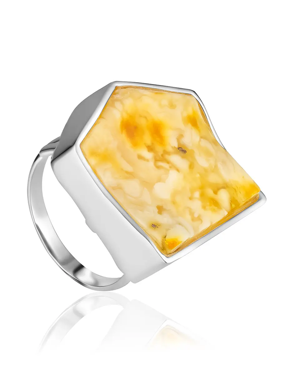 картинка Эффектное кольцо с крупной вставкой из натурального  пейзажного янтаря в онлайн магазине