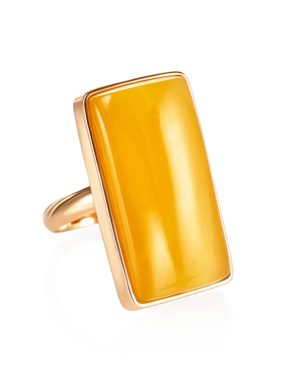 картинка Эффектное крупное кольцо из позолоченного серебра и натурального янтаря медового цвета в онлайн магазине