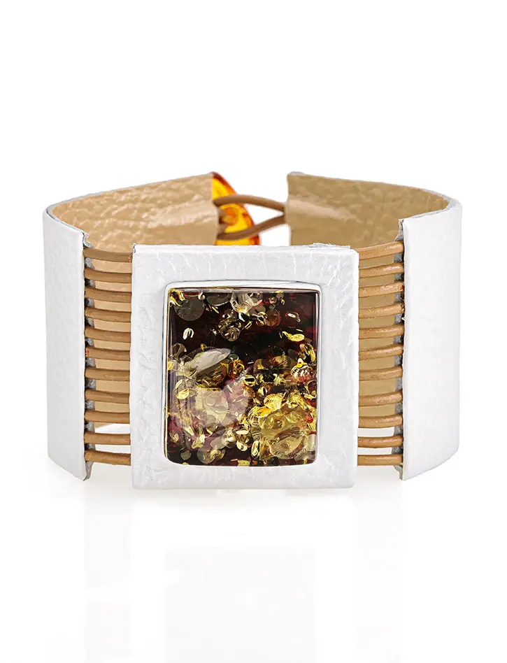 картинка Белый кожаный браслет-манжета с цельным искрящимся янтарём «Амазонка» в онлайн магазине