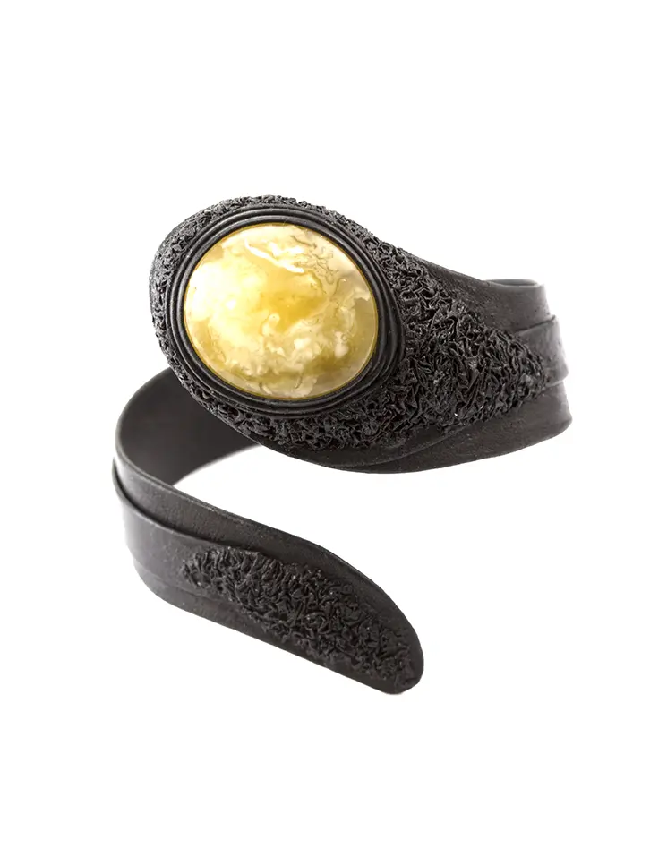 картинка Эффектный браслет из чёрной кожи со вставкой из натурального балтийского янтаря «Змейка» в онлайн магазине