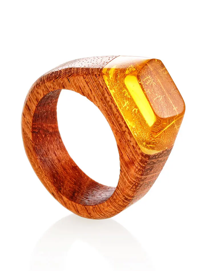 картинка Деревянное кольцо, украшенное лимонным янтарём «Индонезия» в онлайн магазине
