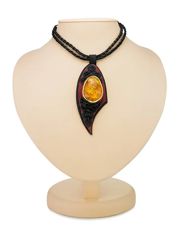 картинка Стильная кожаная подвеска, украшенная искрящимся янтарём «Амазонка» в онлайн магазине