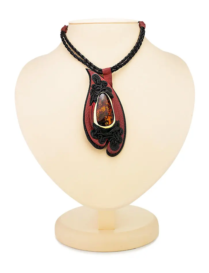 картинка Кожаная подвеска оригинальной формы с янтарём «Амазонка» в онлайн магазине