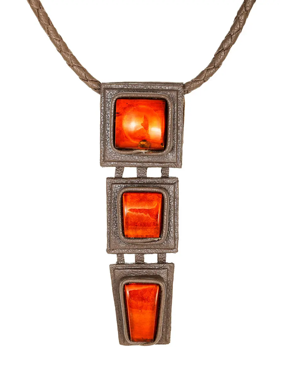 картинка Необычное кожаное колье-подвеска со вставкой из янтаря «Амазонка» в онлайн магазине