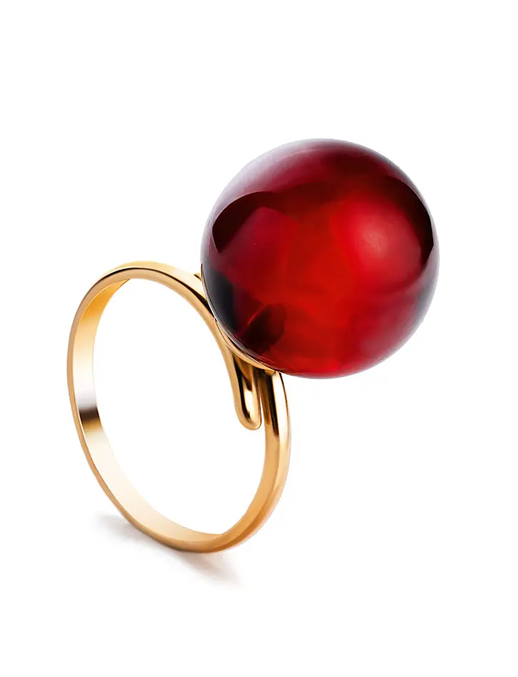 картинка Яркое кольцо из золота и вишнёвого колумбийского янтаря «Париж» в онлайн магазине