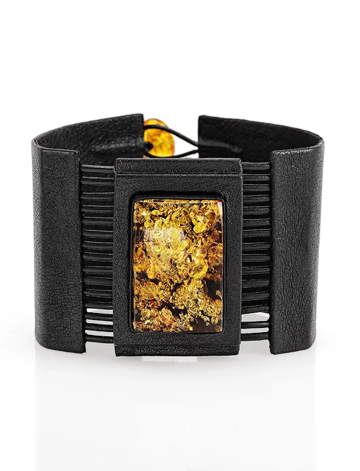 картинка Стильный браслет из натуральной кожи с искрящимся янтарём «Амазонка» в онлайн магазине