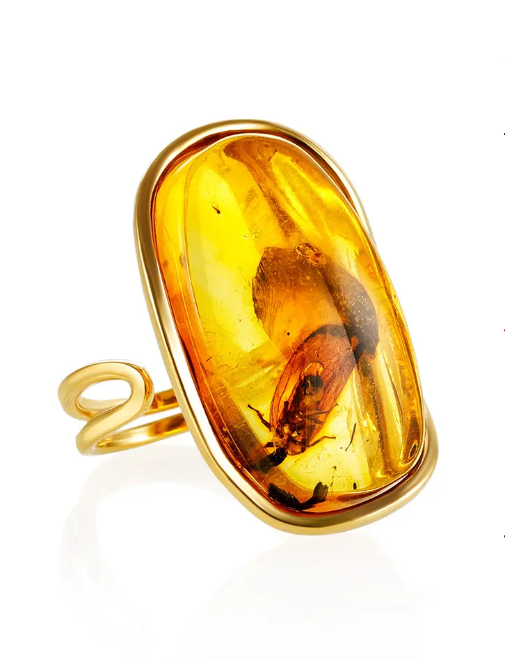 картинка Эффектное кольцо из янтаря с инклюзом в позолоченной оправе «Клио» в онлайн магазине