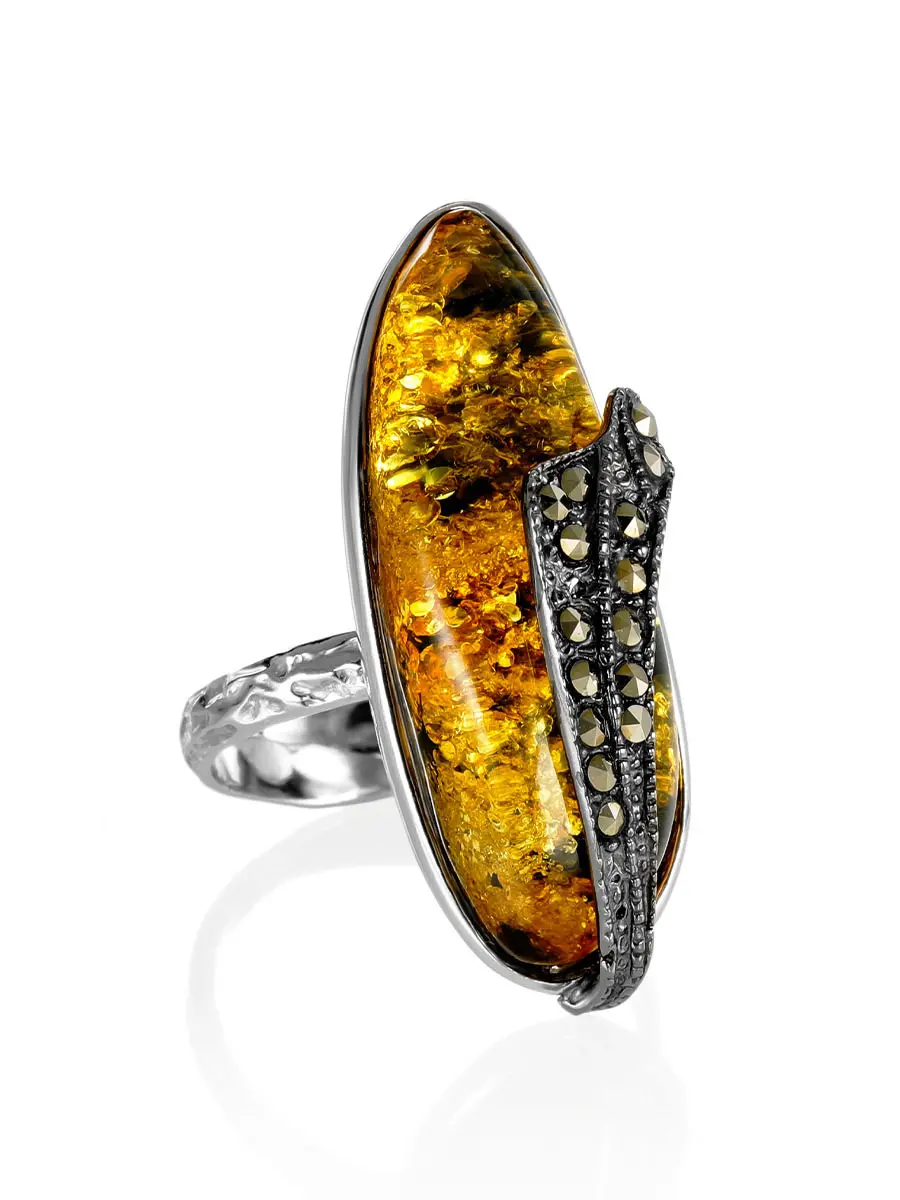 картинка Яркое кольцо Colorado из зеленого янтаря, украшенное марказитами в онлайн магазине