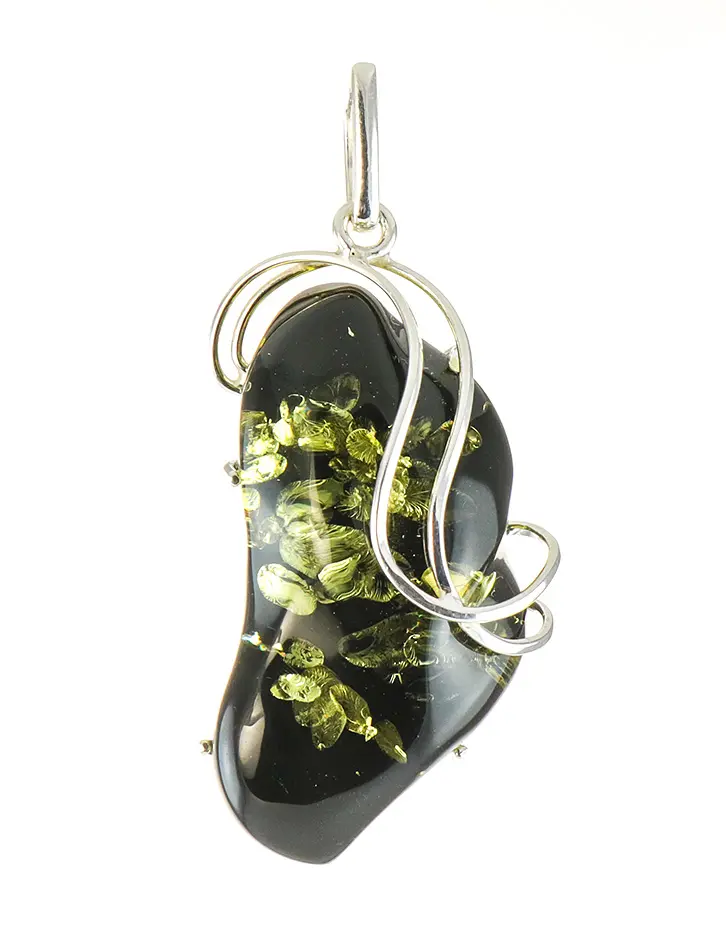 картинка Красивая фигурная подвеска из цельного темно-зеленого янтаря в серебре «Риальто» в онлайн магазине