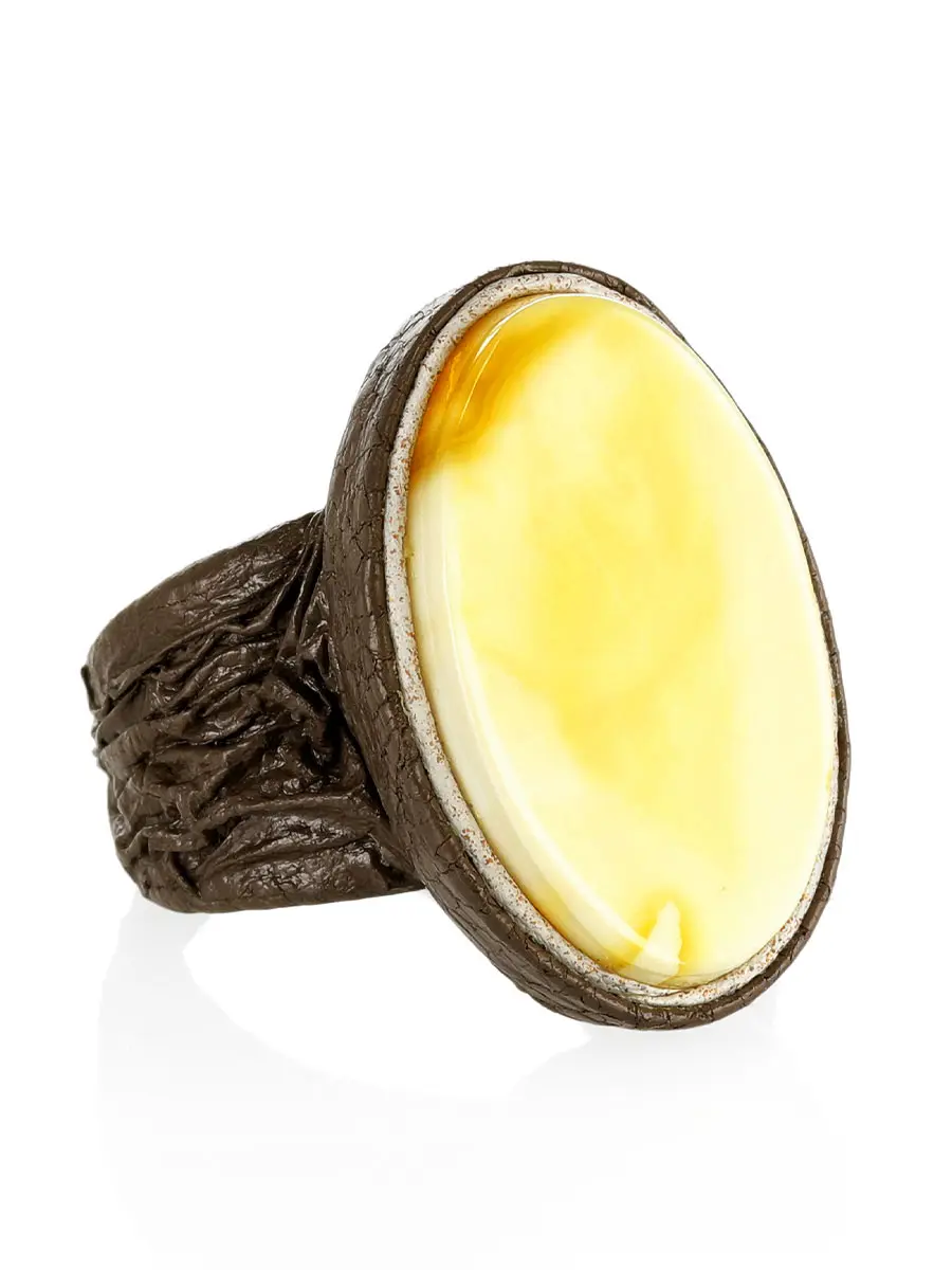 картинка Стильное кольцо из светло-коричневой кожи с медовым янтарём «Нефертити» в онлайн магазине