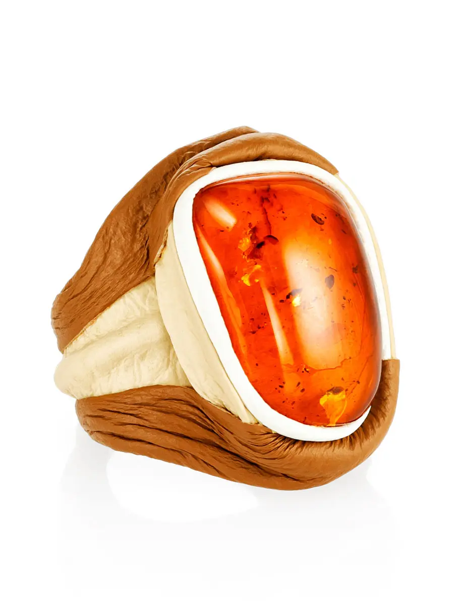 картинка Объёмный перстень из натуральной кожи с чайным янтарём «Амазонка» в онлайн магазине