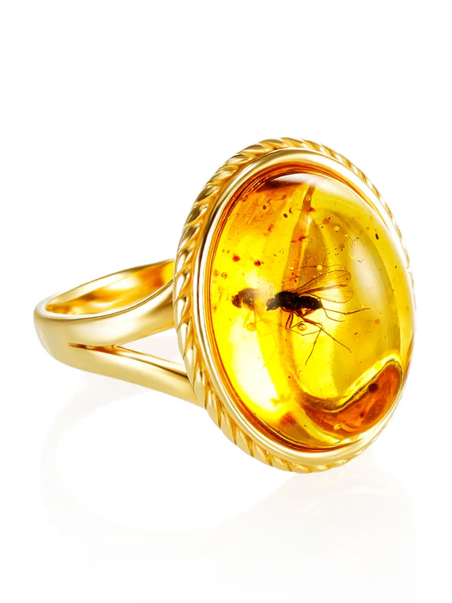 картинка Элегантное кольцо из серебра с позолотой, украшенное натуральным янтарём с инклюзом «Клио» в онлайн магазине