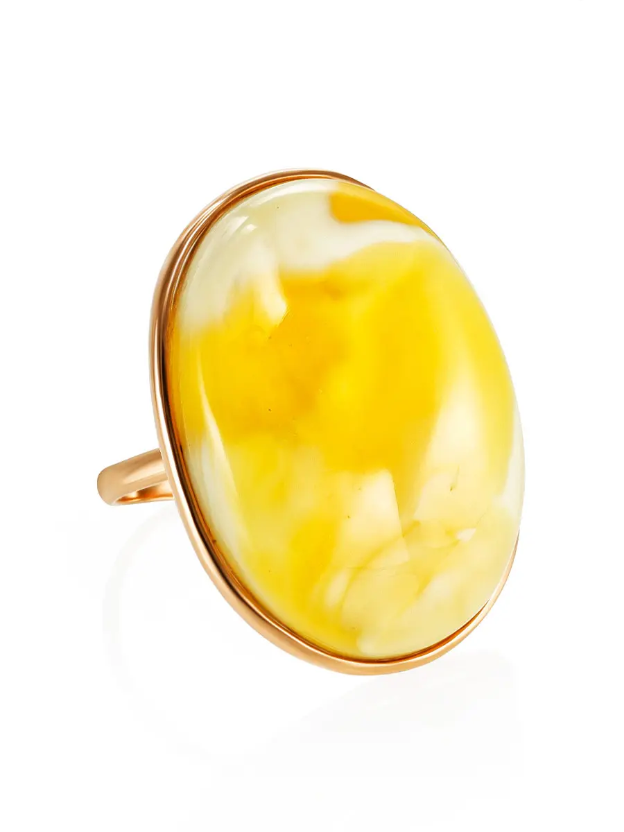 картинка Роскошное золотое кольцо с крупной вставкой из натурального пейзажного янтаря в онлайн магазине