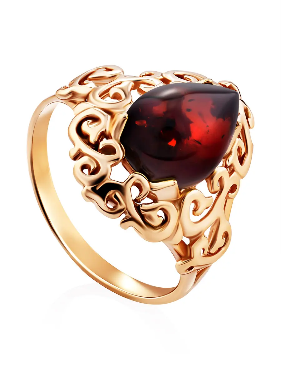 картинка Эффектное позолоченное кольцо с вишнёвым янтарём «Луксор» в онлайн магазине