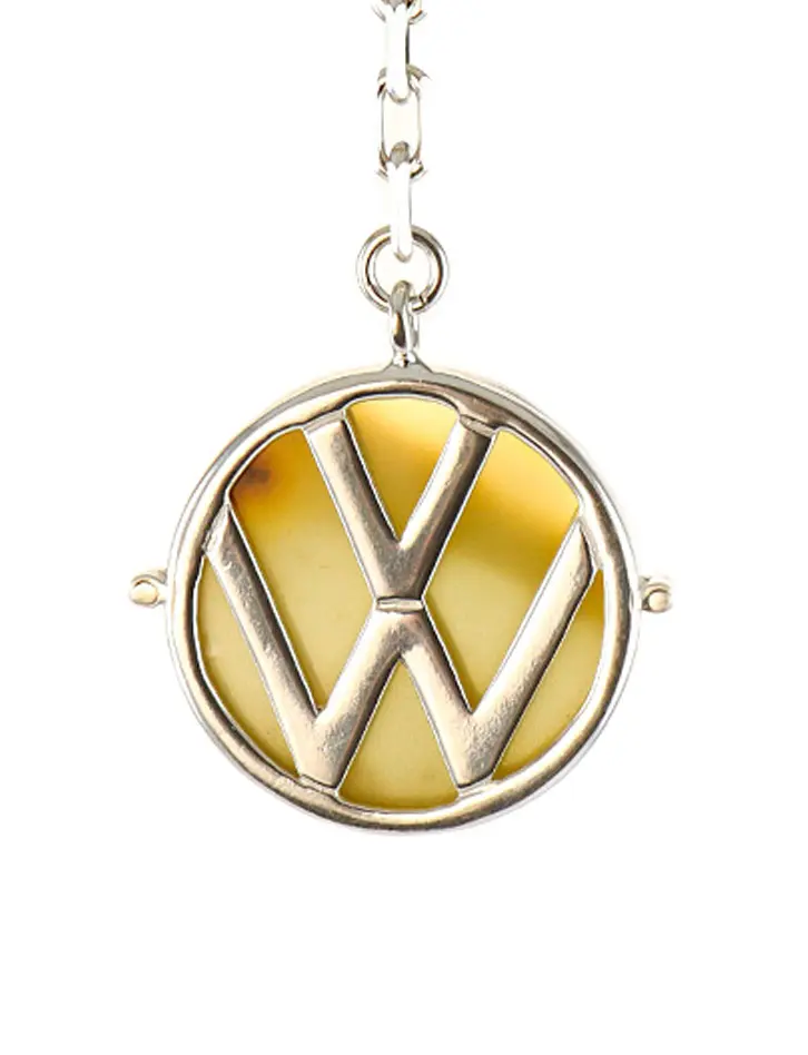 картинка Брелок из лимонно-медового янтаря и серебра с логотипом автомобиля «Фольксваген» в онлайн магазине