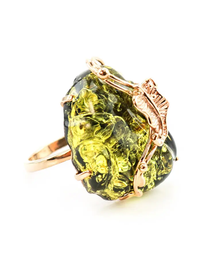 картинка Роскошное золотое кольцо с крупной вставкой из зеленого искрящегося янтаря «Версаль» в онлайн магазине