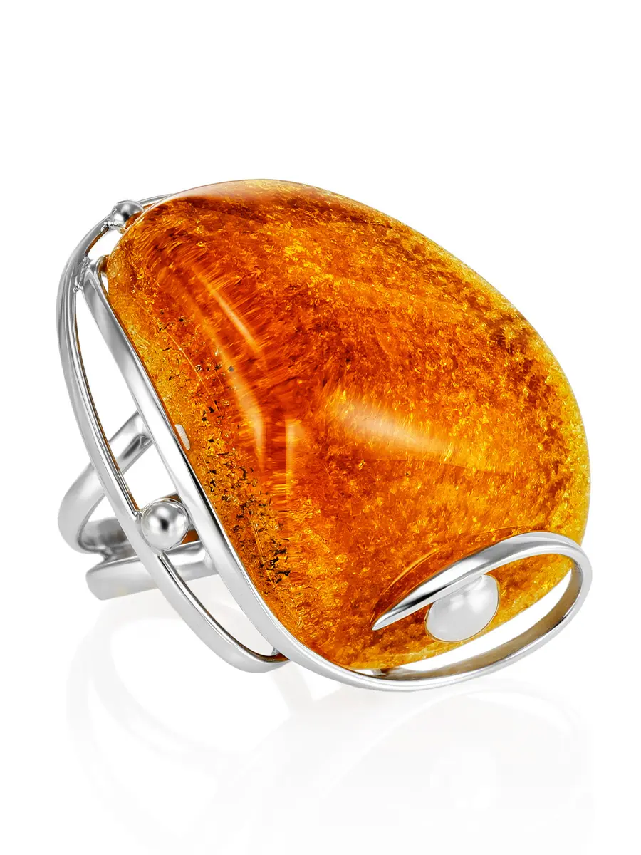 картинка Уникальное объёмное кольцо из янтаря с природной корочкой в онлайн магазине