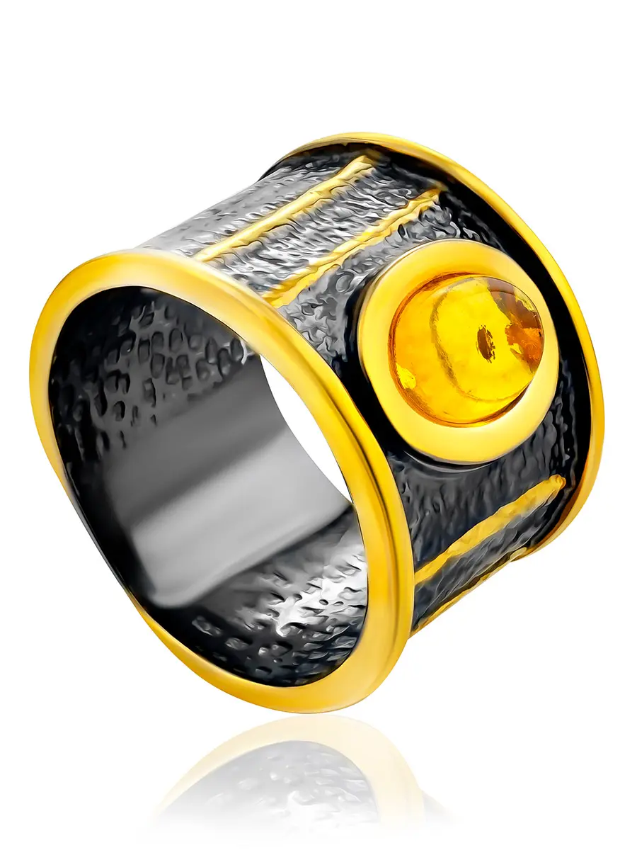 картинка Широкое кольцо из чернёного серебра с золочением и золотистого янтаря «Эритрея» в онлайн магазине