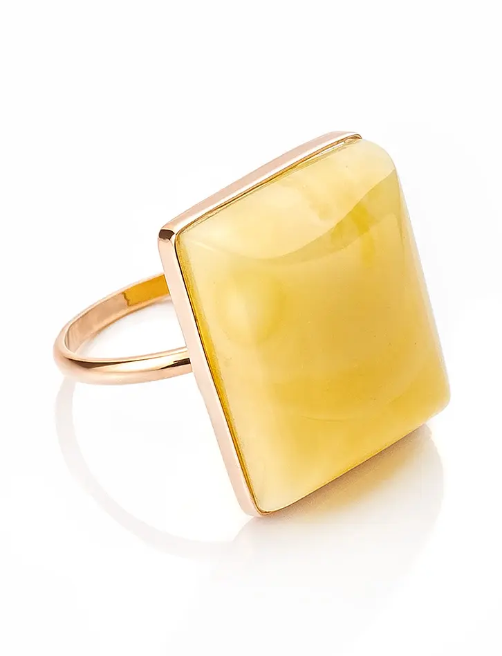 картинка Стильное кольцо прямоугольной формы из золота и цельного янтаря в онлайн магазине