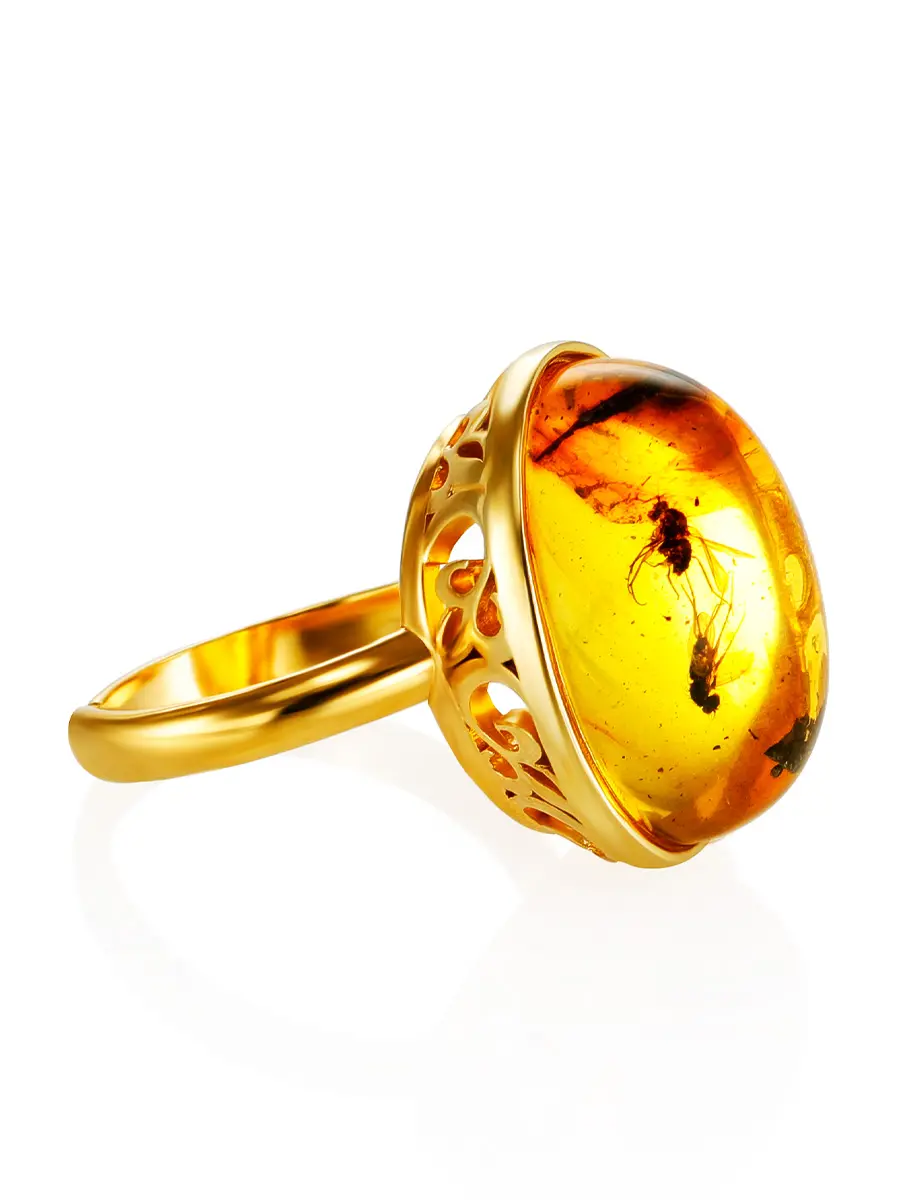 картинка Объёмное кольцо из янтаря с инклюзами в позолоченной оправе «Клио» в онлайн магазине