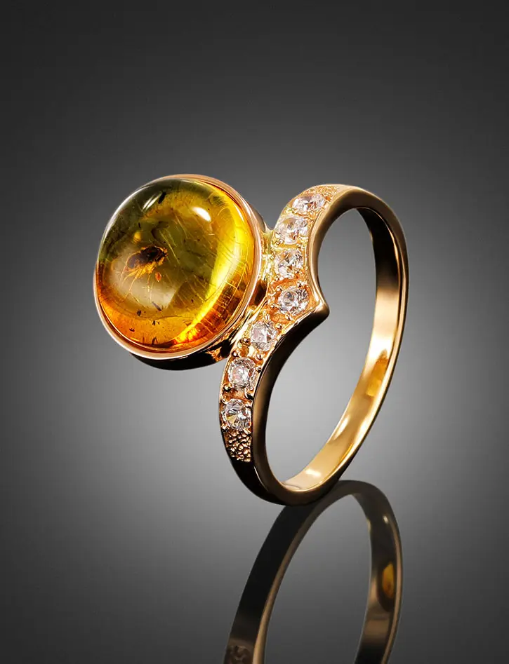 картинка Уникальное золотое кольцо, украшенное янтарём с включением насекомого «Клио» в онлайн магазине