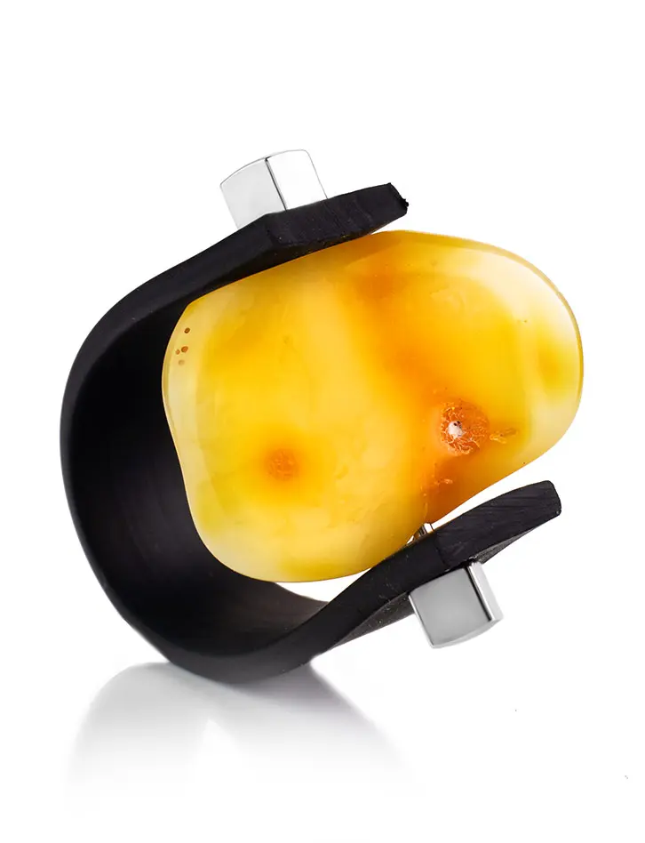 картинка Стильное кольцо-унисекс из натурального медового янтаря и каучука «Сильверстоун» в онлайн магазине