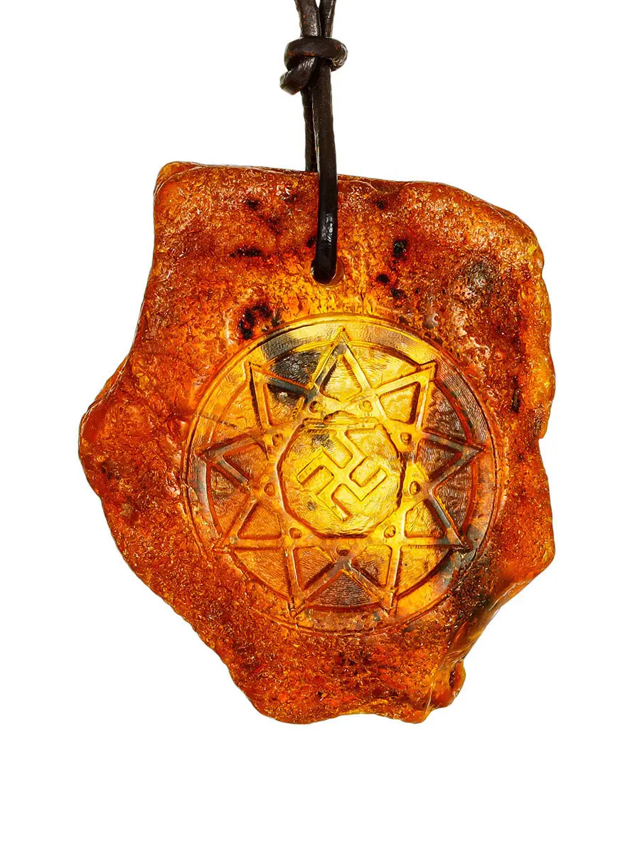 картинка Янтарный кулон-оберег с резьбой «Чертог Вепря» в онлайн магазине