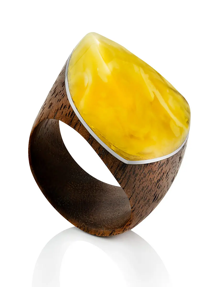 картинка Кольцо из дерева и натурального балтийского янтаря медового цвета «Индонезия» в онлайн магазине