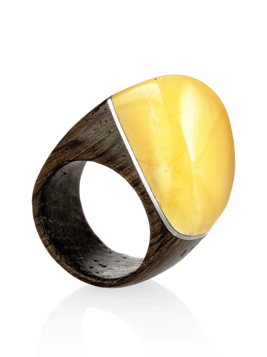 картинка Оригинальное деревянное кольцо с натуральным янтарём «Индонезия» в онлайн магазине