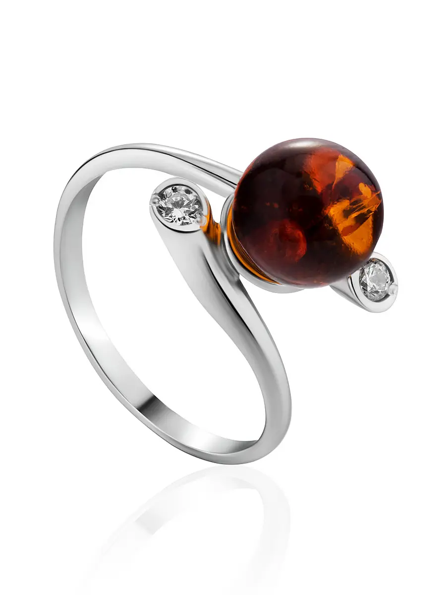 картинка Небольшое кольцо, украшенное цирконами и натуральным янтарём «Фемида» в онлайн магазине