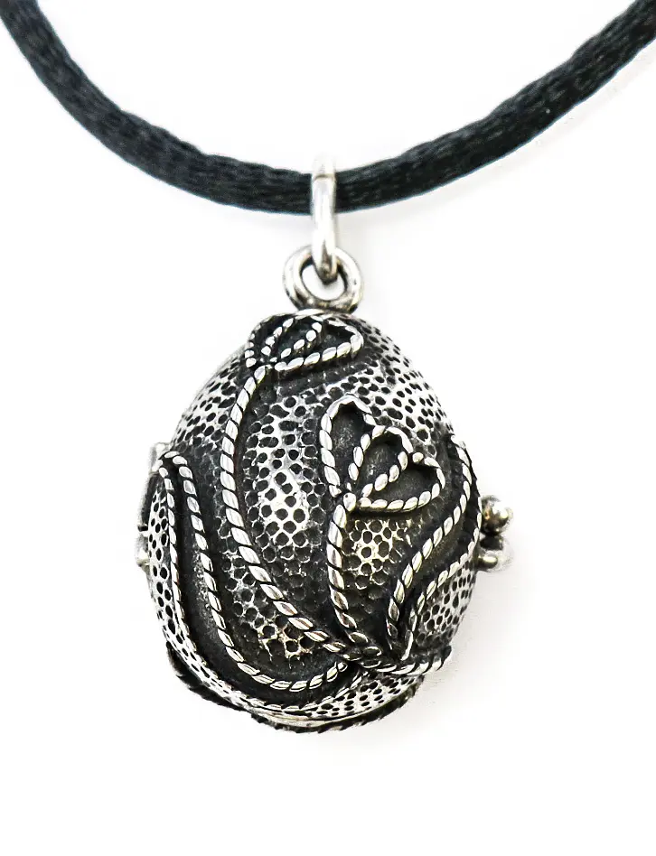 картинка Необычная подвеска-медальон из чернёного серебра и медового янтаря «Пасхальное яйцо. Шар» в онлайн магазине