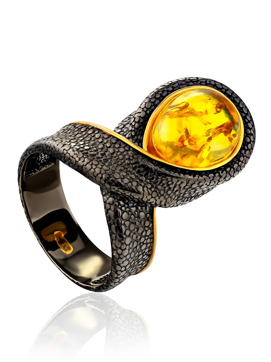 картинка Роскошное кольцо из серебра с необычной текстурой и натурального янтаря «Змейка» в онлайн магазине