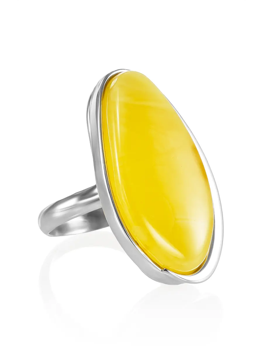 картинка Серебряное кольцо с крупной овальной вставкой из натурального янтаря «Лагуна» в онлайн магазине