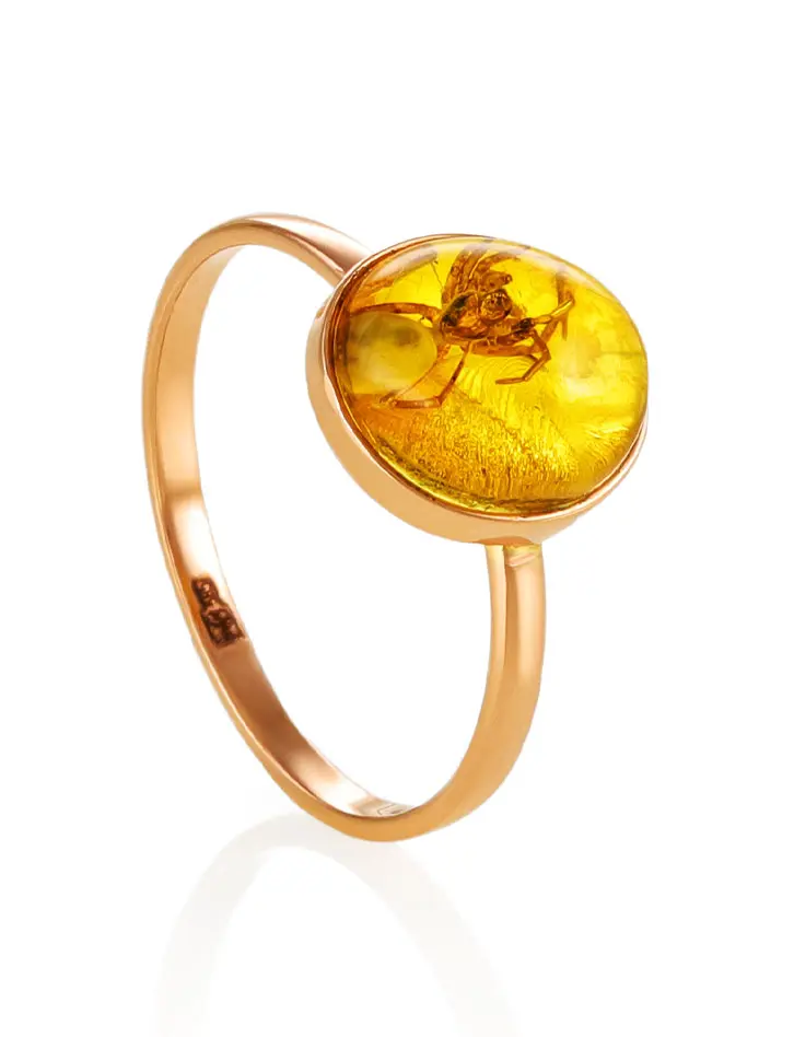 картинка Уникальное кольцо «Клио» из золота с натуральным балтийским янтарём с инклюзом паучка в онлайн магазине