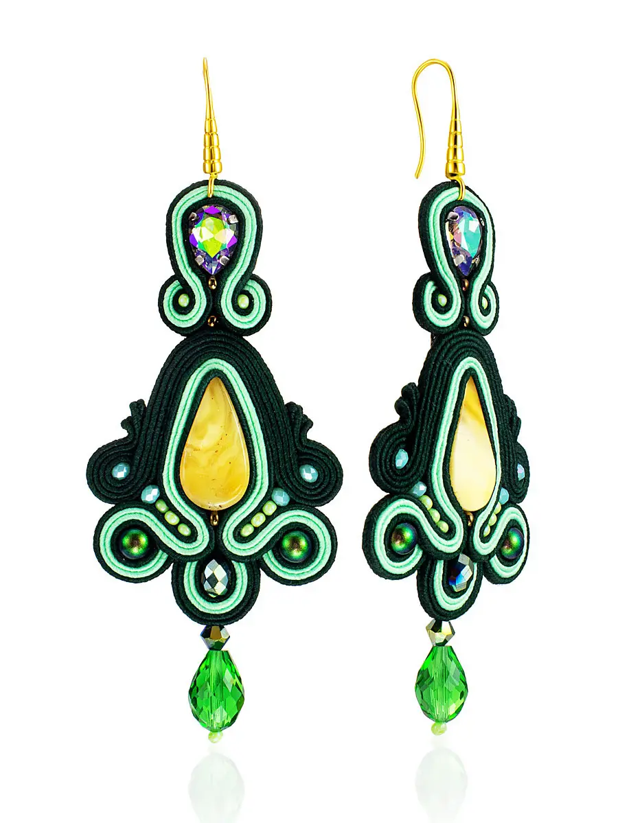 картинка Плетёные серьги зелёного цвета с натуральным медовым янтарём «Индия» в онлайн магазине