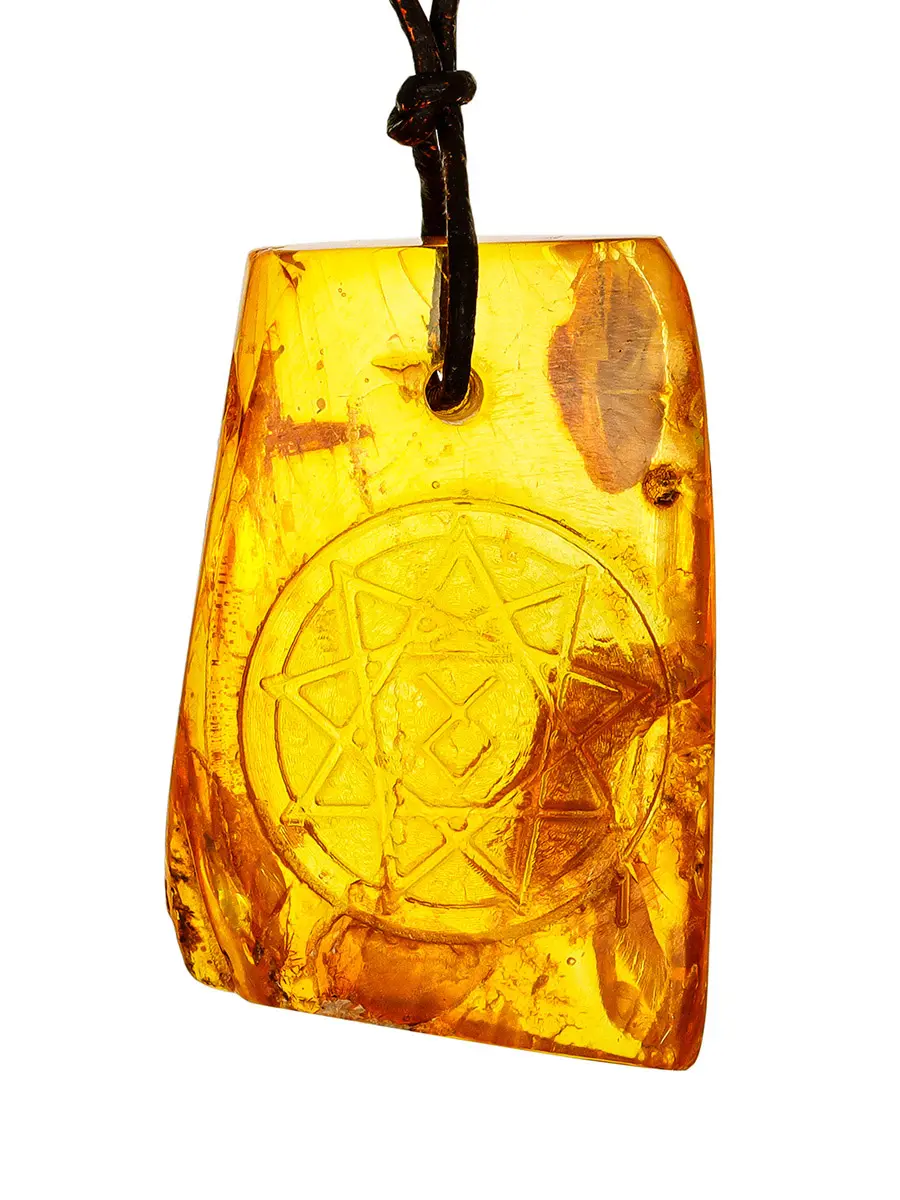 картинка Кулон-оберег из натурального янтаря с резьбой «Чертог Волка» в онлайн магазине