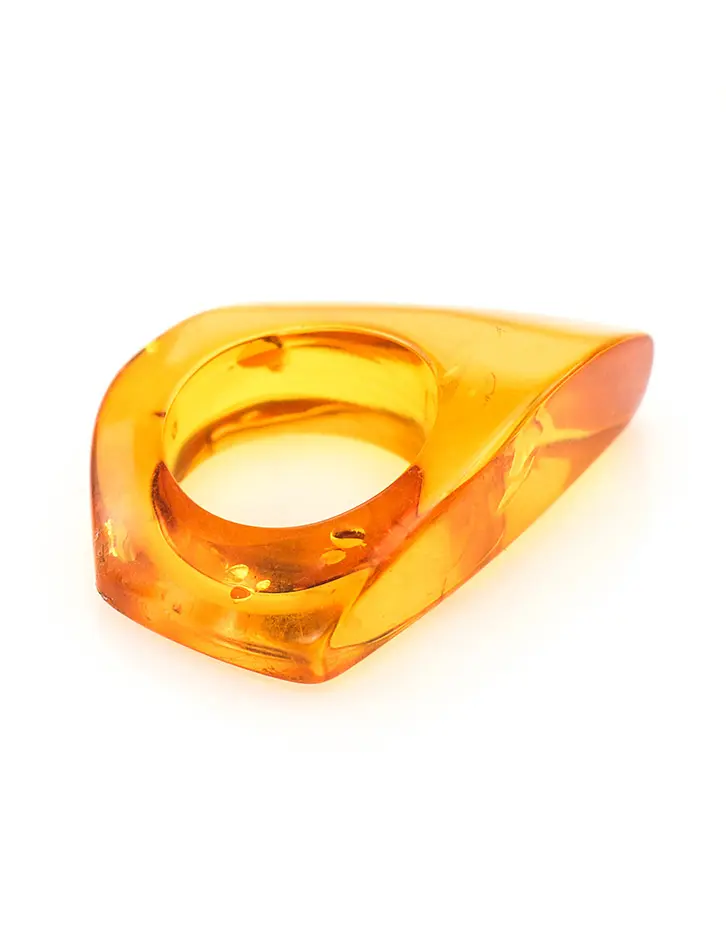 картинка Необычное кольцо из натурального цельного балтийского янтаря «Фаэтон» в онлайн магазине