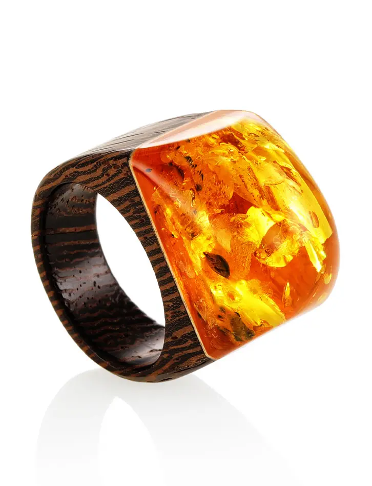 картинка Оригинальное кольцо из дерева с натуральным переливающимся янтарём «Индонезия» в онлайн магазине