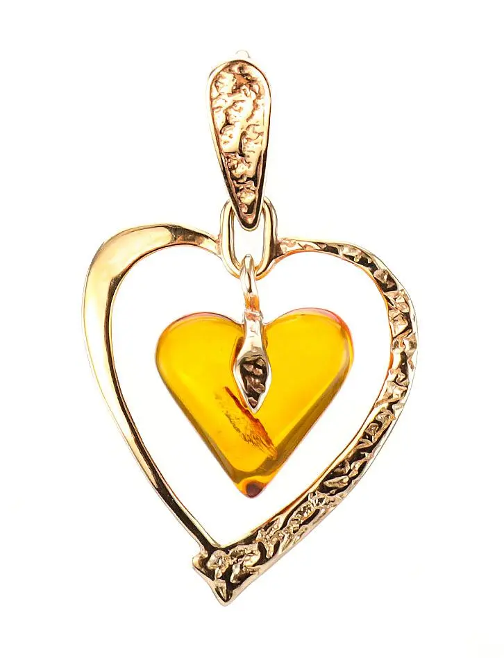 картинка Золотой кулон-сердце с изящно подвешенной вставкой коньячного янтаря в онлайн магазине