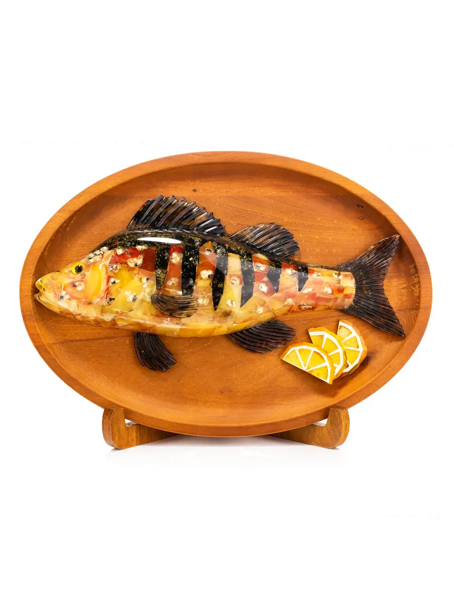 картинка Декоративное деревянное блюдо с натуральным янтарём «Окунь» в онлайн магазине